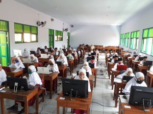 Peserta Didik MI Negeri 1 Kebumen Sedang Mengerjakan Soal Simulasi AKSI 2020